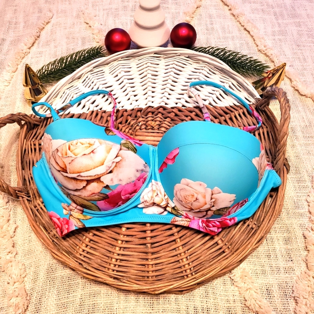 NWOT -Cupshe turquoise floral bikini tip